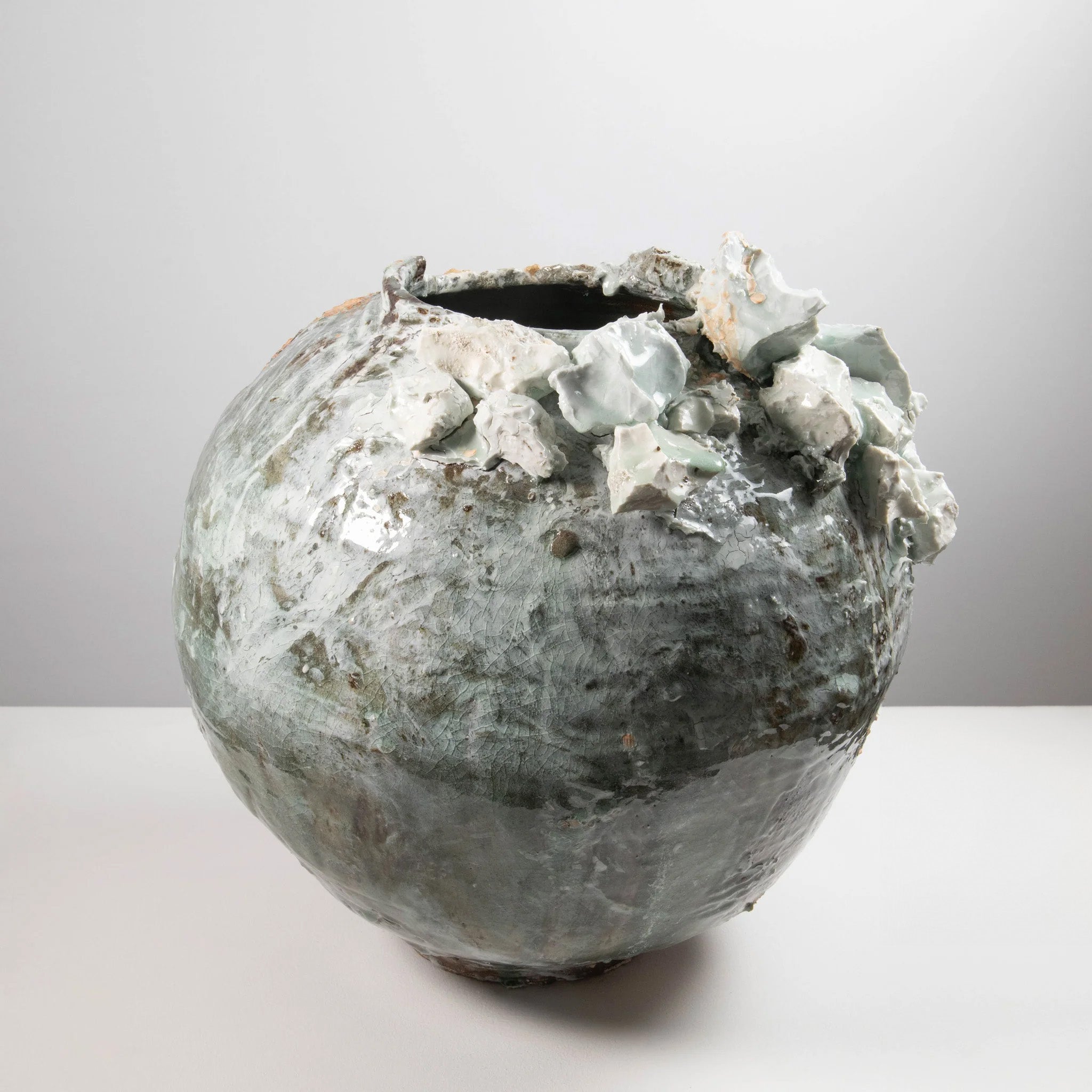 Vase lune extra large – Relief en porcelaine bleue