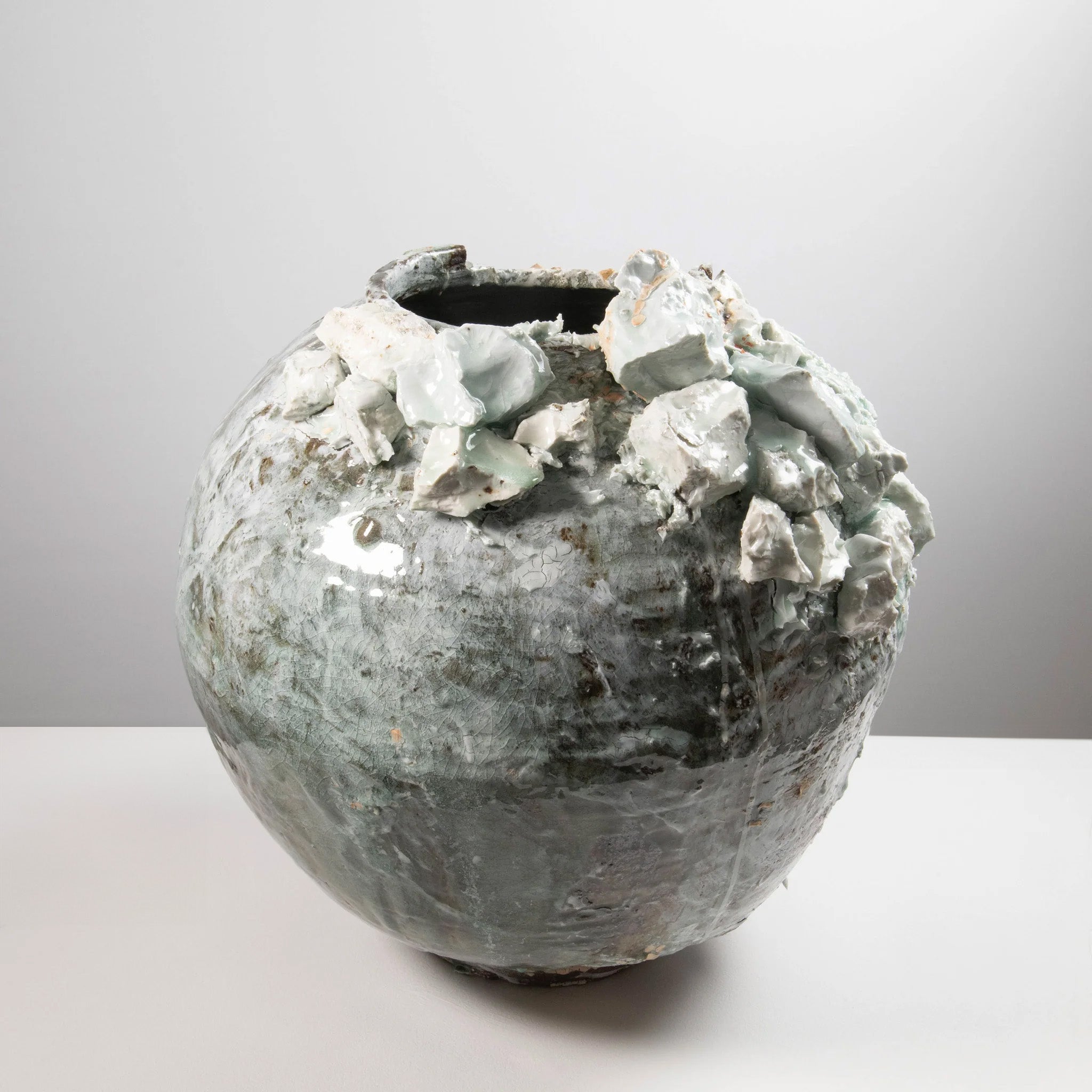 Vase lune extra large – Relief en porcelaine bleue
