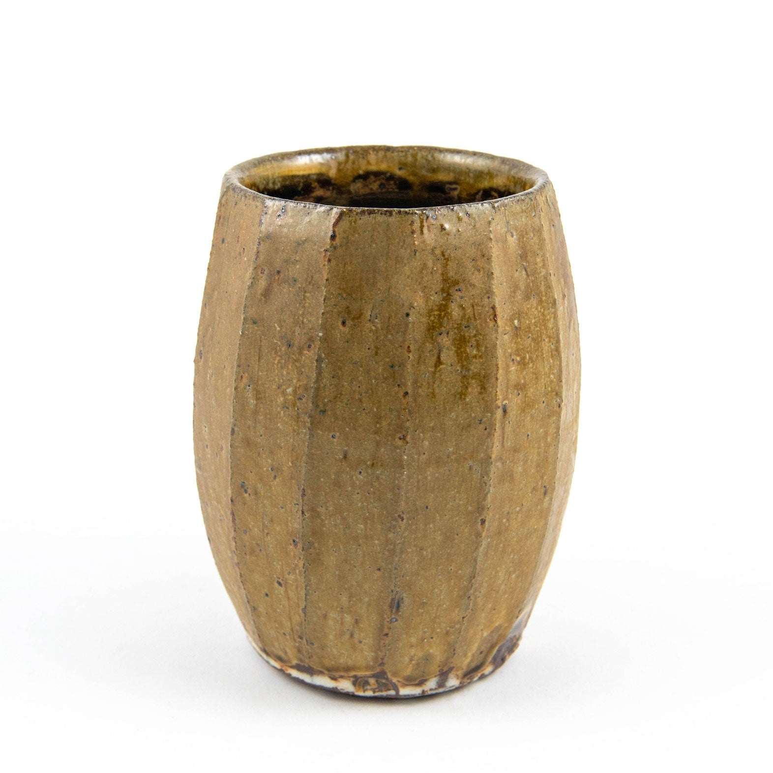 Vase cylindrique à facettes – Barbotine de porcelaine gris ambre