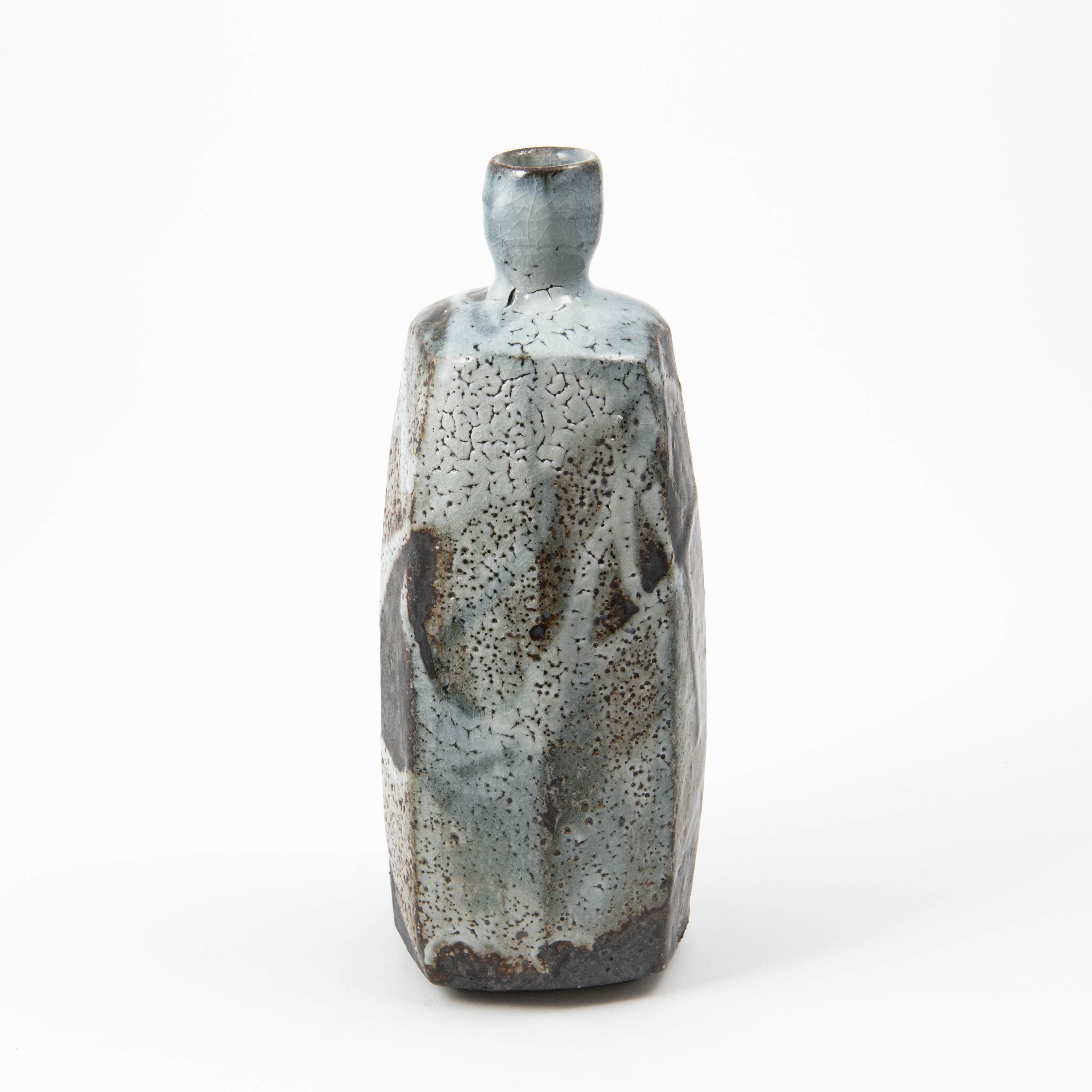 Bouteille haute – Shino bleu Argile noire