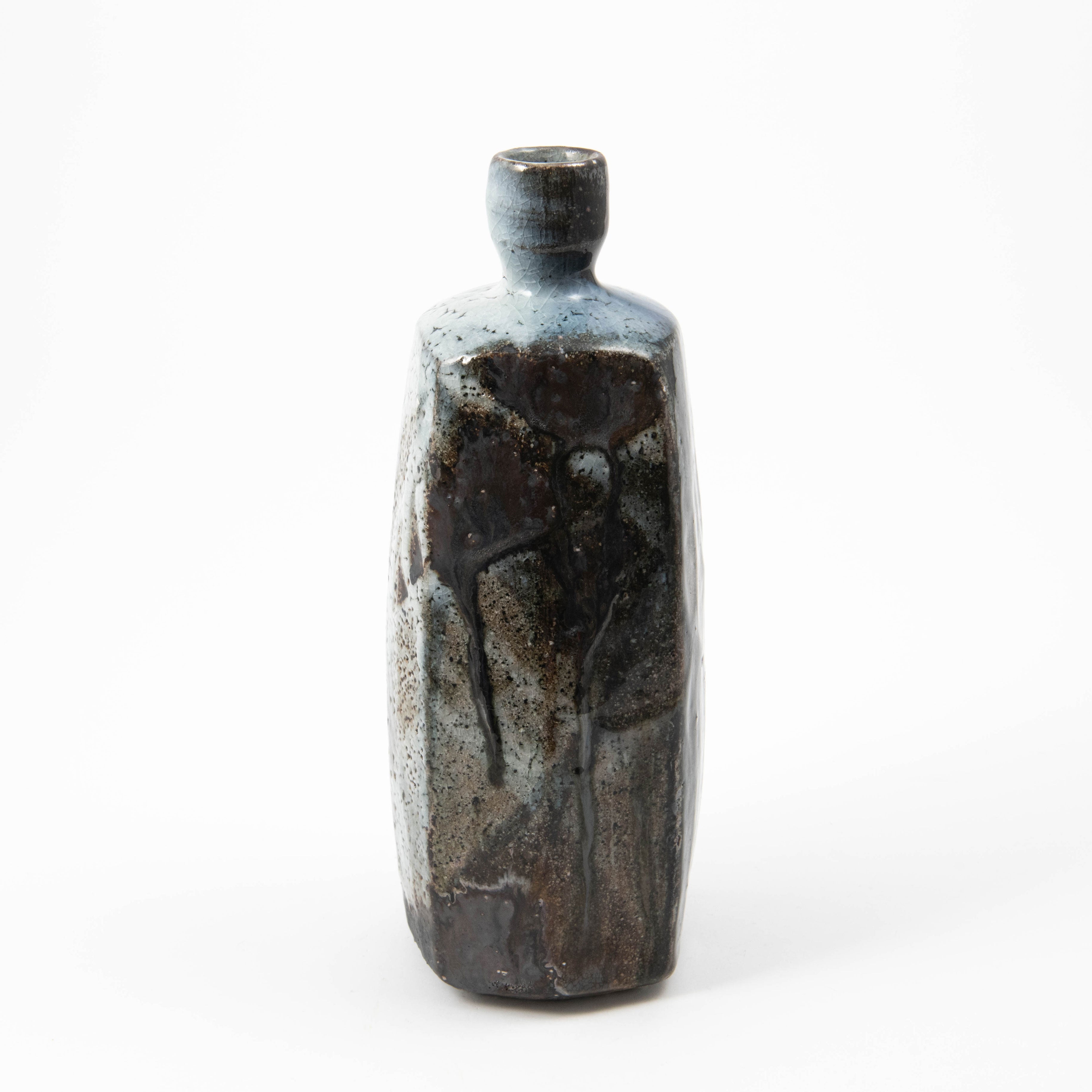 Bouteille haute – Shino bleu Argile noire