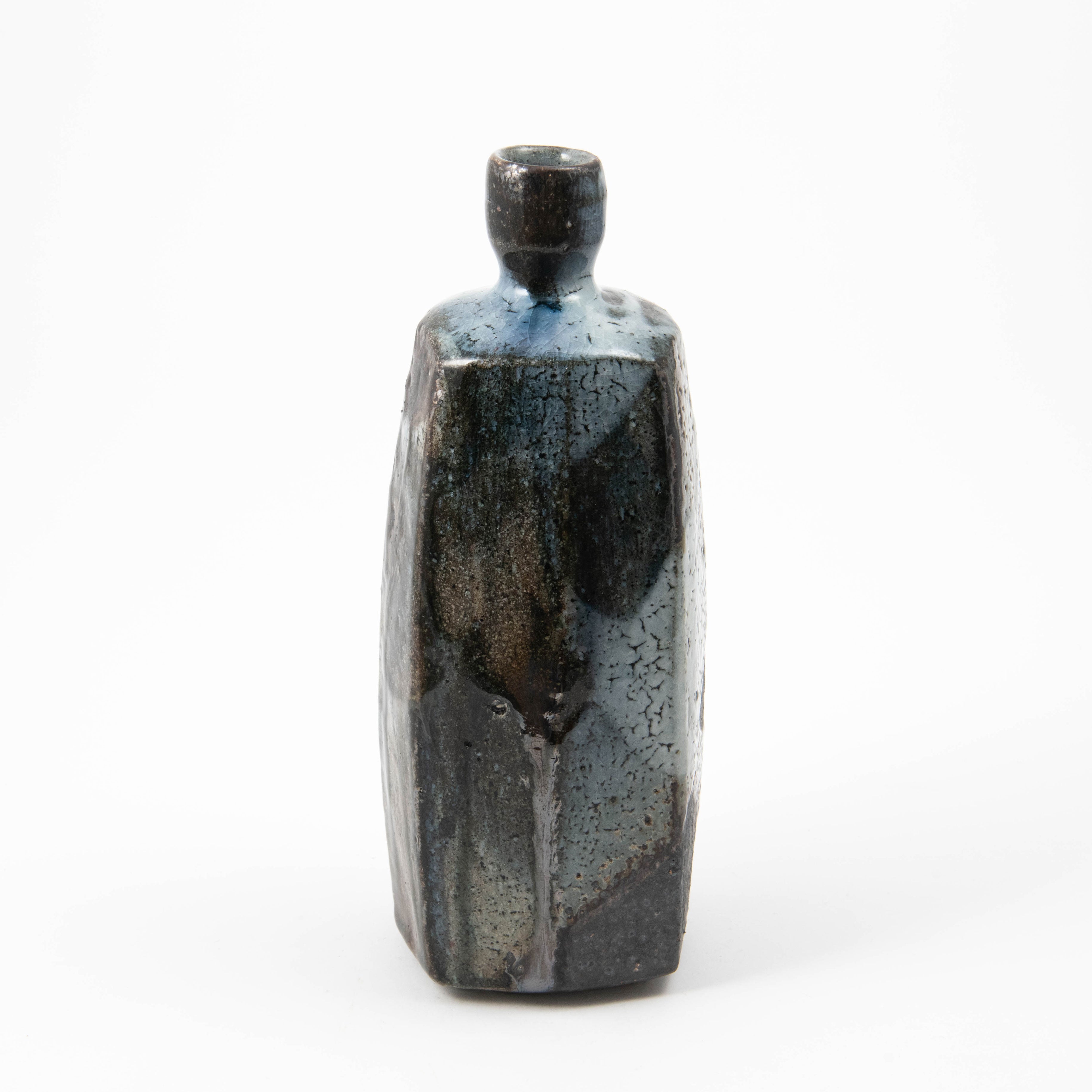 Bouteille haute – Shino bleu Argile noire